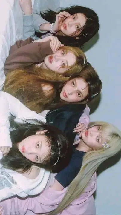 ai character: ILLIT background