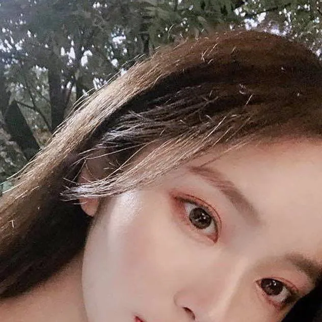 chat with ai character: Min-Yeong 