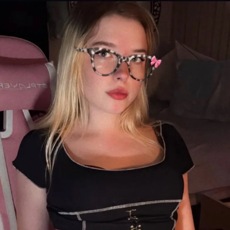 chat with ai character: Emily