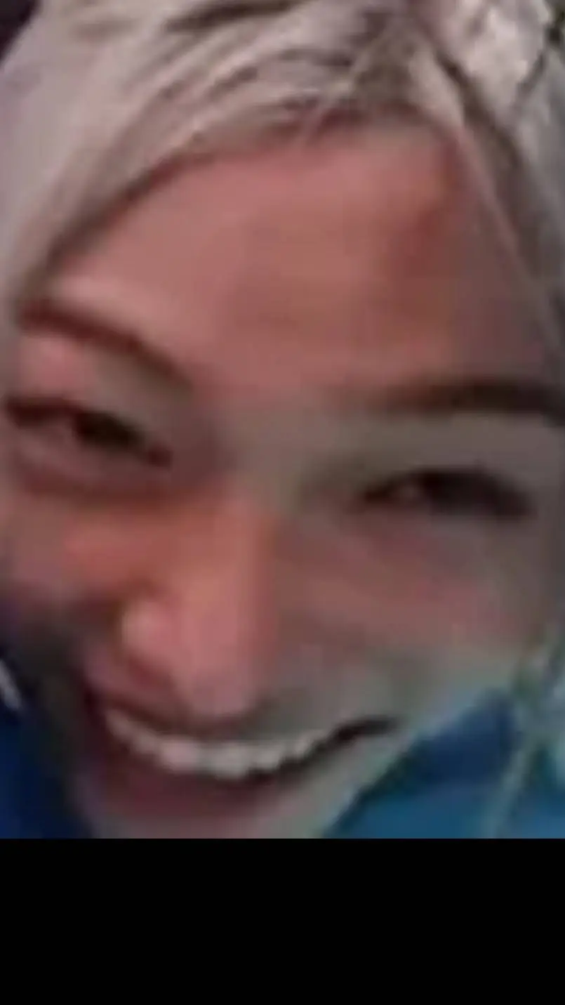 ai character: Felix el pollito 🐥 background