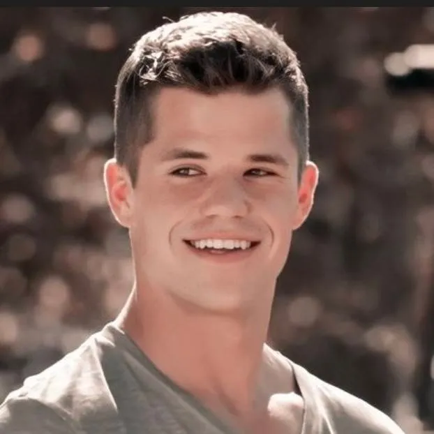 chat with ai character: Ethan stinier 