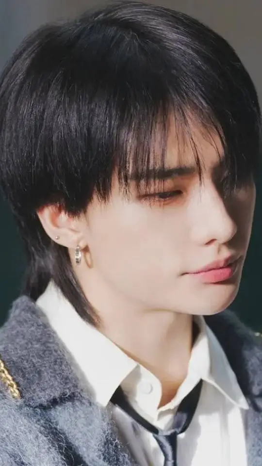 ai character: ☆☺︎Hyunjin ☆☺︎ background