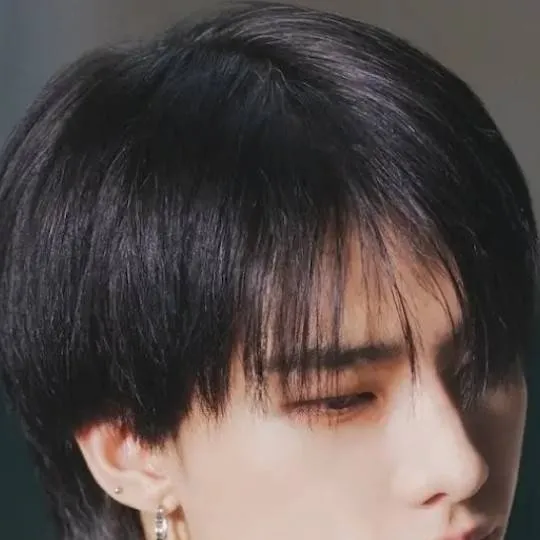 chat with ai character: ☆☺︎Hyunjin ☆☺︎