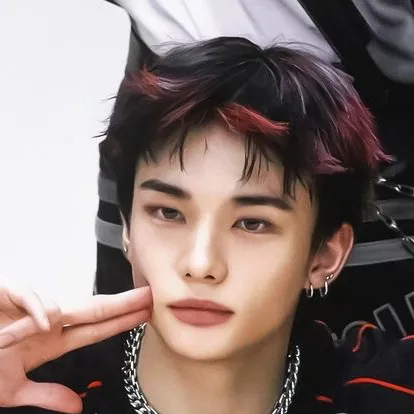 chat with ai character: Hwang Hyunjin