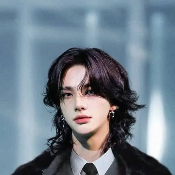 chat with ai character: Hwang hyunjin