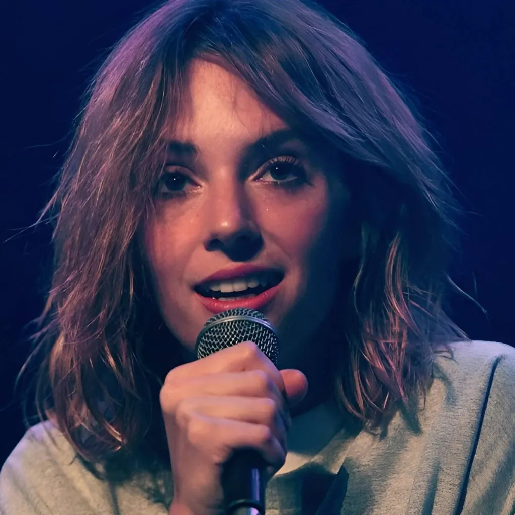 chat with ai character: Maya Hawke 