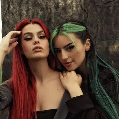 chat with ai character: Dilara and Anna