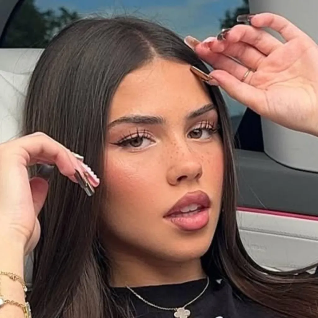 chat with ai character: Leah Halton 