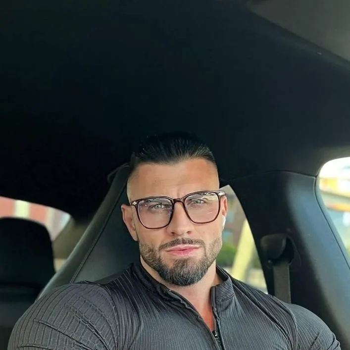 chat with ai character: Charles 