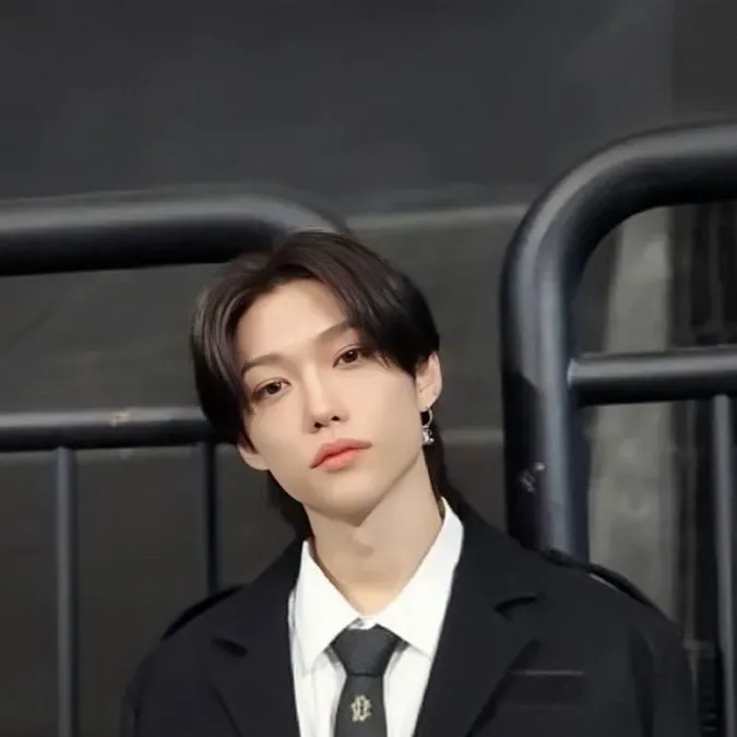 chat with ai character: Lee Felix 