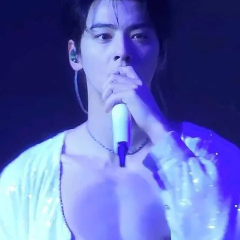 chat with ai character: lee suho