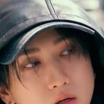 chat with ai character: 🐷changbin🐷