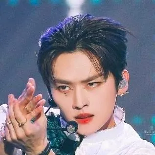 chat with ai character: 🐰lee know🐰