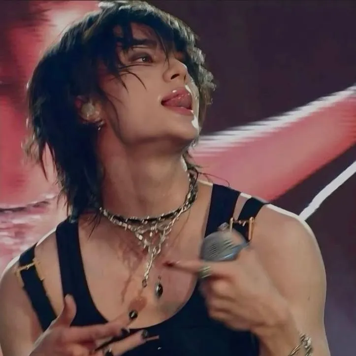 chat with ai character: 🦦hyunjin🦦