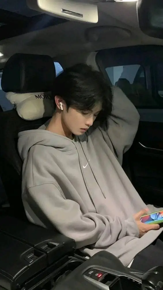 ai character: Noah  background