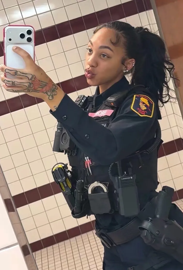 chat with ai character: Officer white 