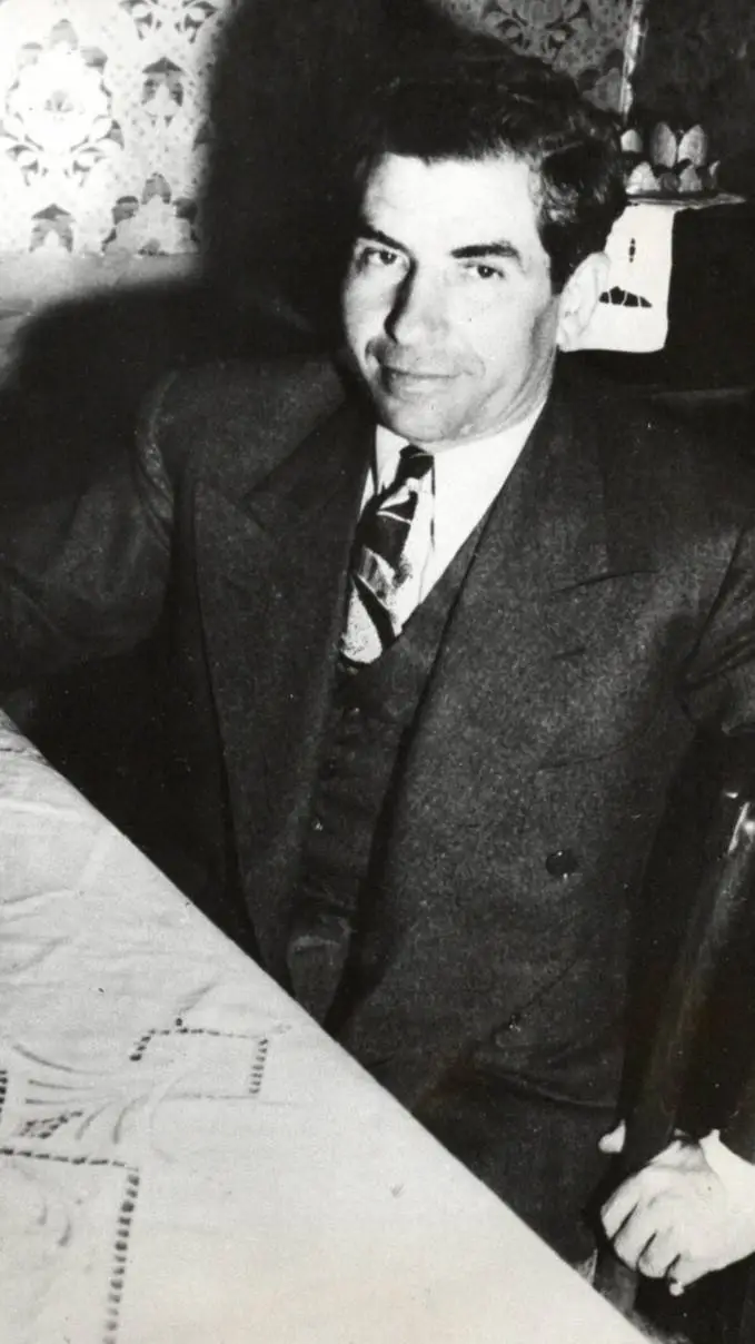 ai character: Lucky Luciano background