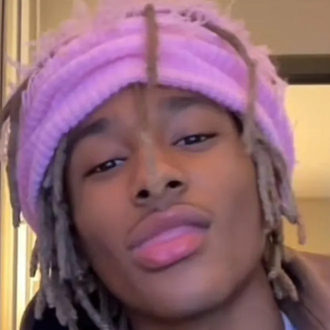 chat with ai character: Elijah