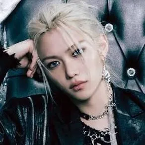 chat with ai character: Felix