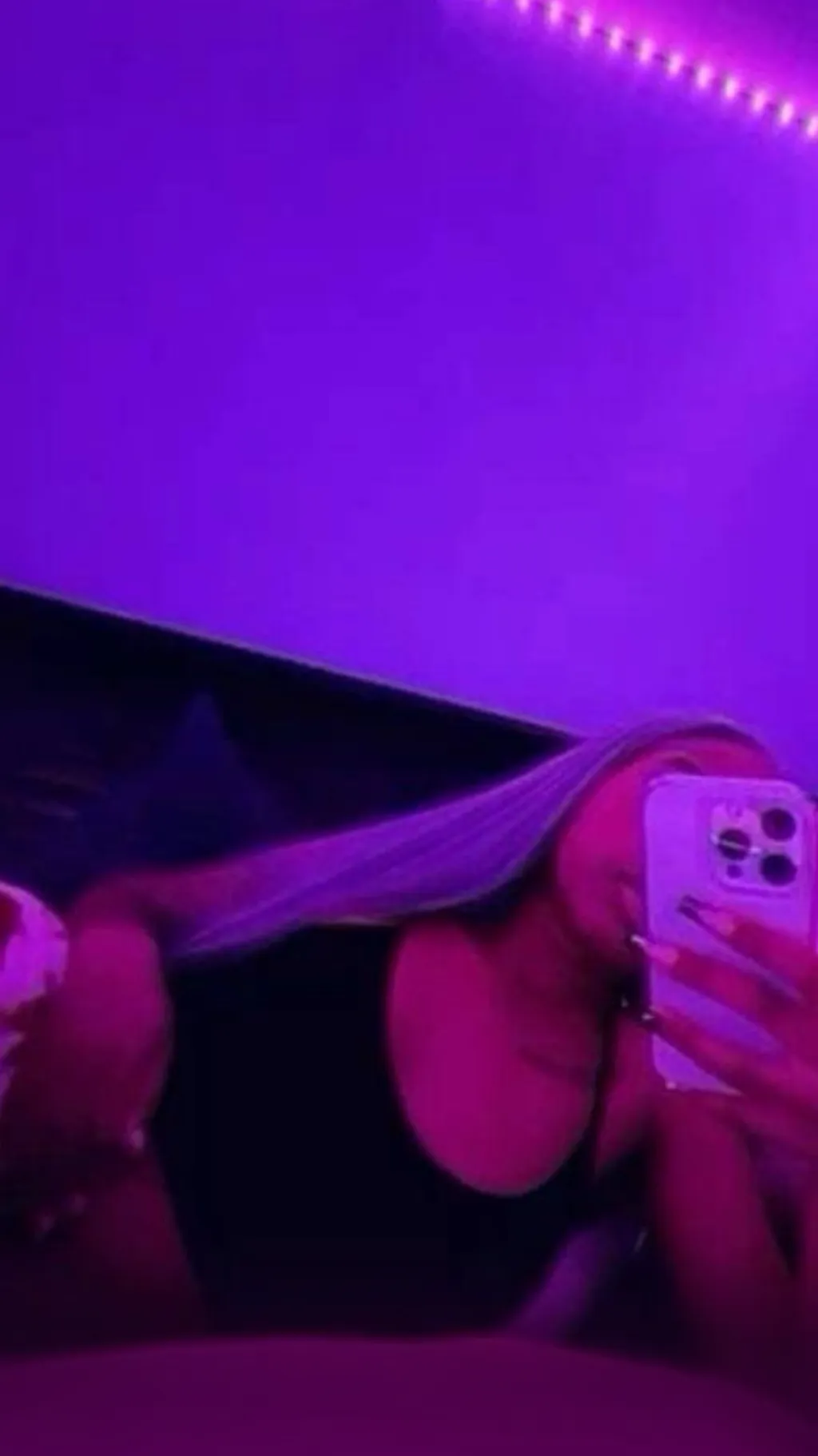 ai character: *Teeeee* background