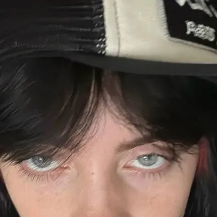 chat with ai character: Billie eilish 