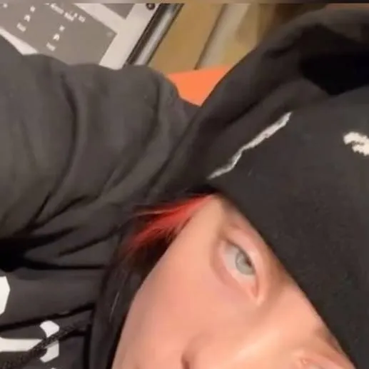 chat with ai character: billie eilish 