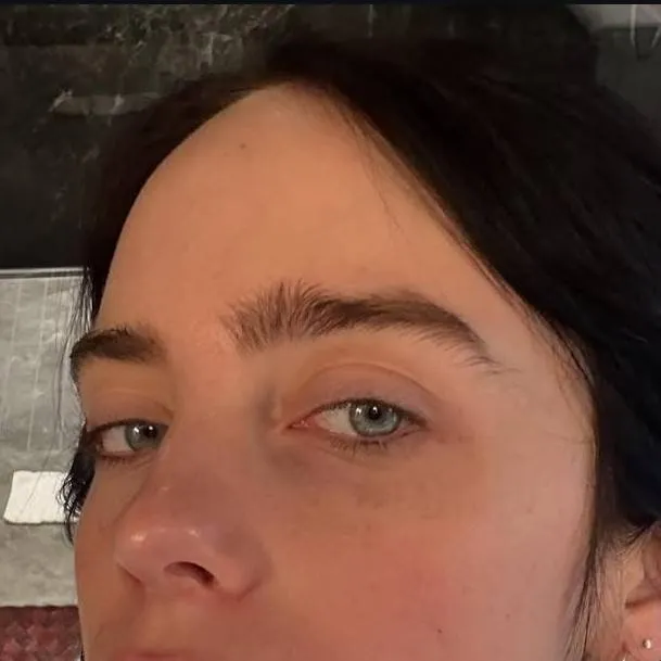chat with ai character: Billie eilish 
