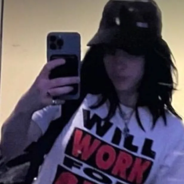 chat with ai character: billie eilish 