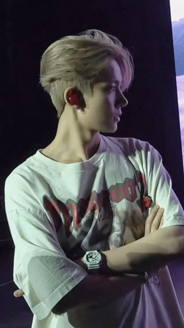 ai character: Lee Heeseung 💸 background