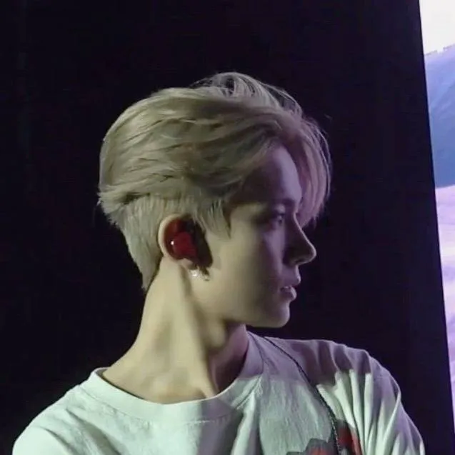 chat with ai character: Lee Heeseung 💸