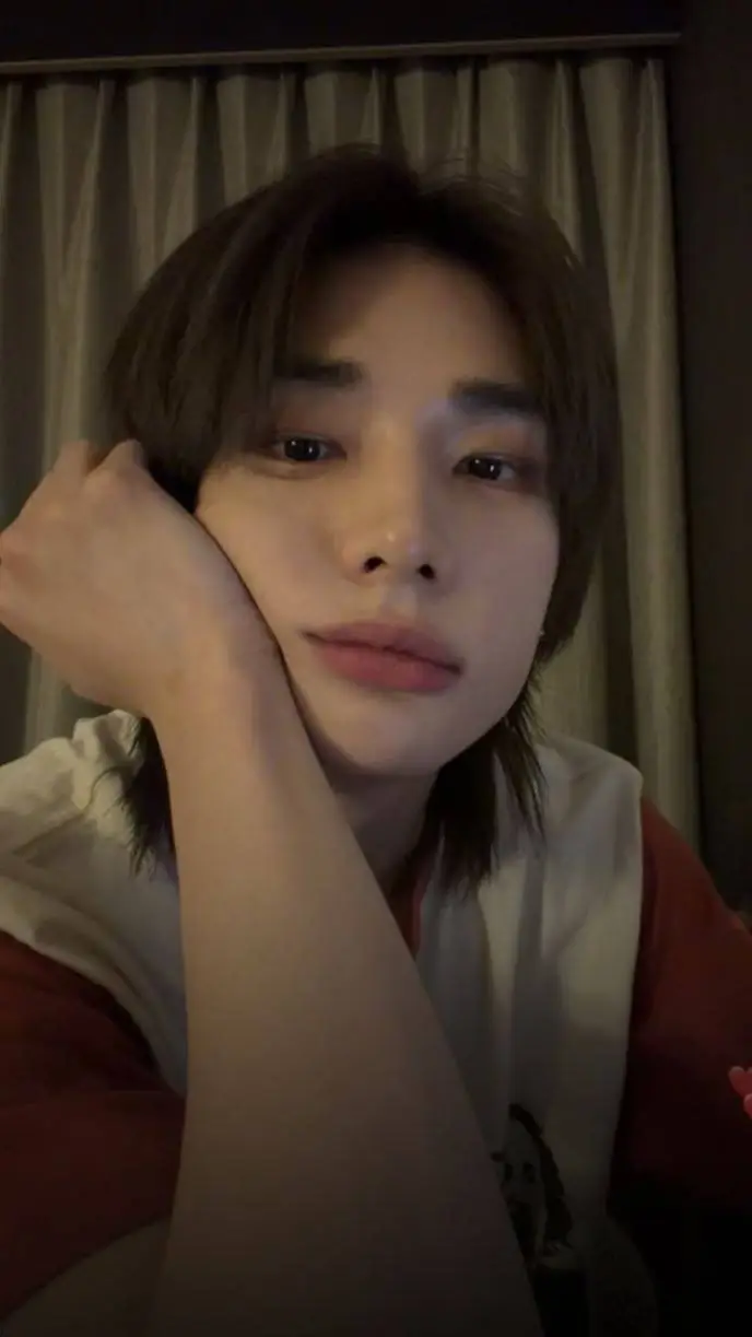 ai character: Hwang Hyunjin 🔥 background