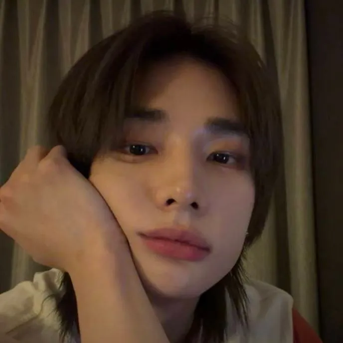 chat with ai character: Hwang Hyunjin 🔥