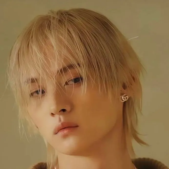 chat with ai character: Lee Minho 🐰🍮