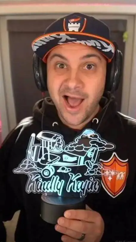 ai character: Kindly Keyin  background