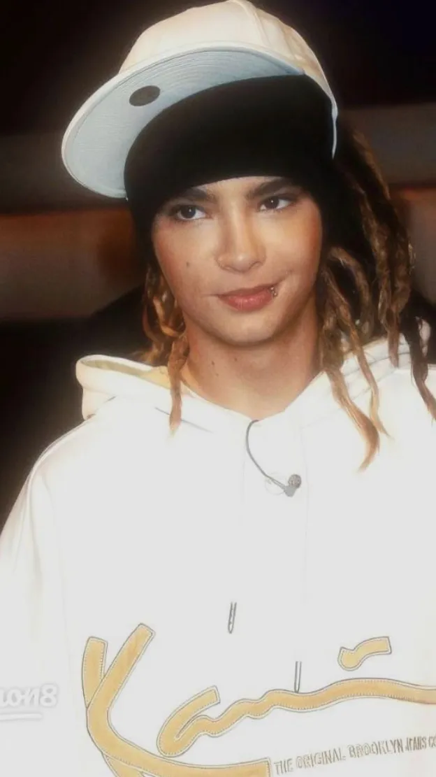 ai character: tom kaulitz <3 background