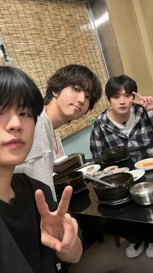 ai character: stray kids idk background