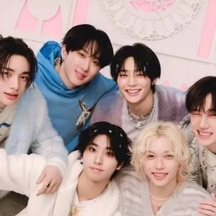 chat with ai character: straykids