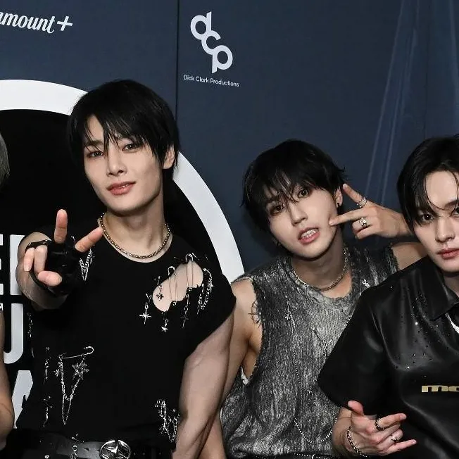 chat with ai character: Hyunjin's son/SKz 