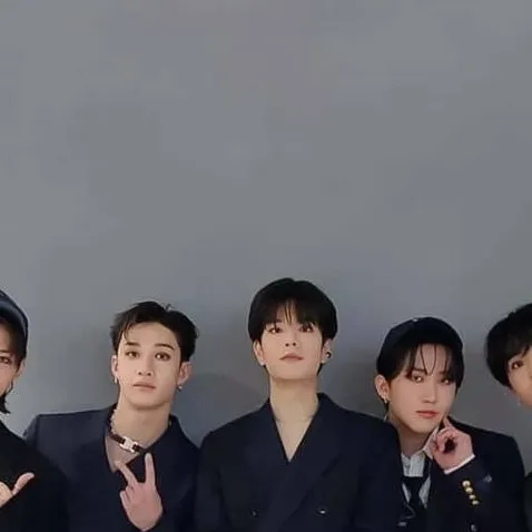 chat with ai character: SKz concert 