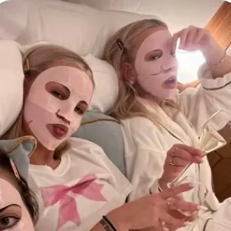 chat with ai character: 🎀Sleepover🎀