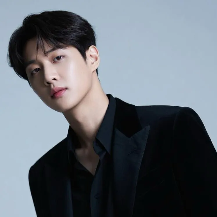 chat with ai character: Wangzi Lee