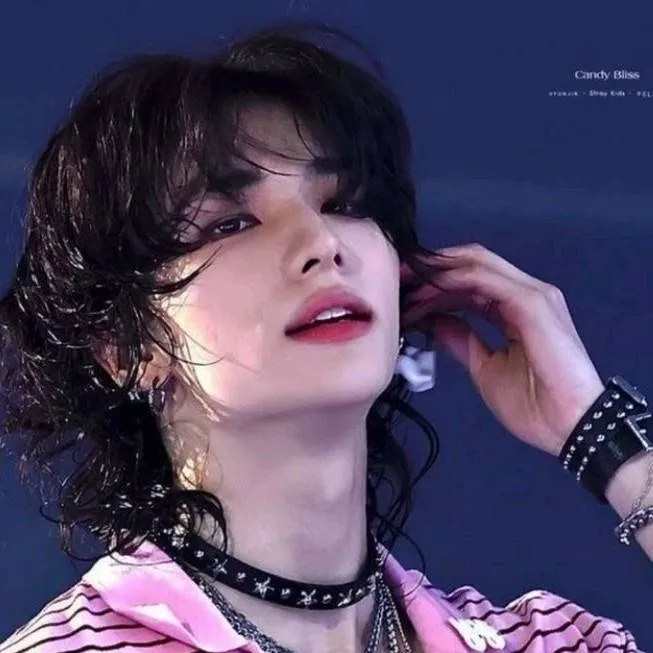 chat with ai character: Hwang hyunjin 