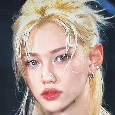 chat with ai character: lee felix