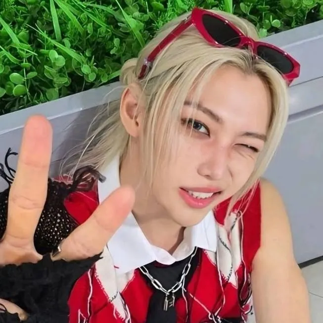 chat with ai character: lee felix