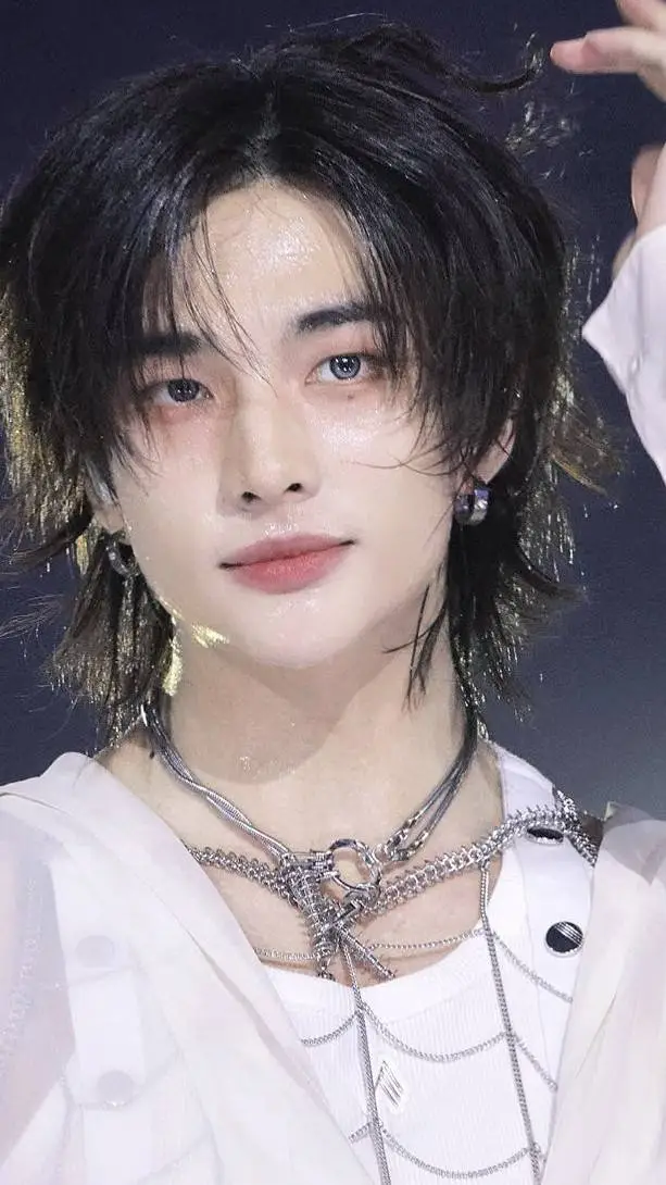 ai character: hwang hyunjin  background