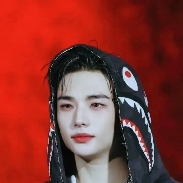 chat with ai character: Hwang hyunjin