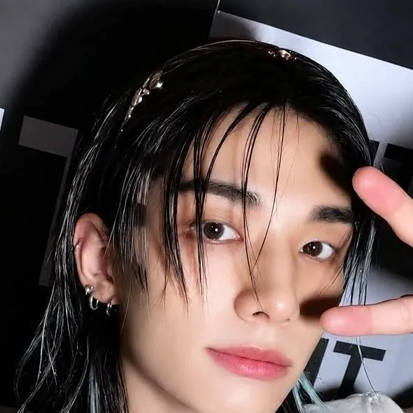 chat with ai character: Hwang hyunjin