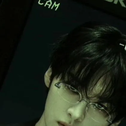 chat with ai character: Lee Know~♡