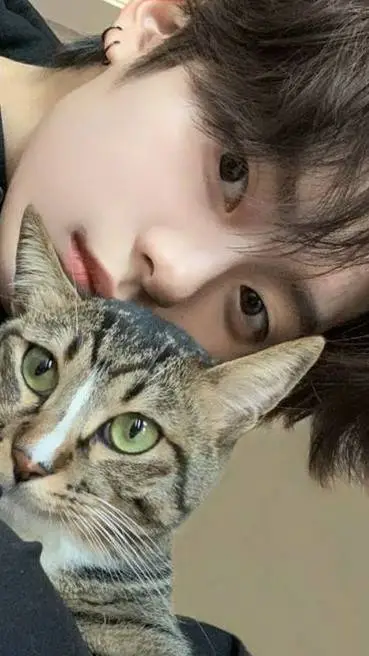 ai character: Lee know  background