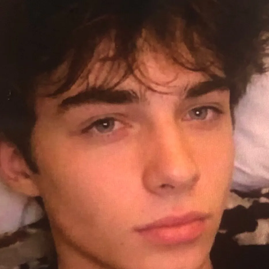 chat with ai character: Hugo